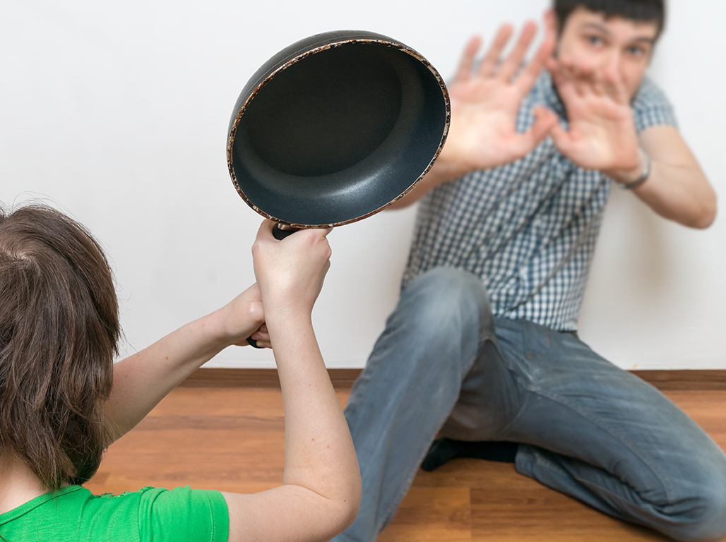 А ведь женщины тоже бывают агрессивными. Источник фото:https://reachoutrecovery.com