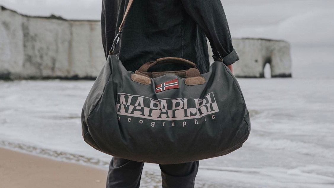 Практичная сумка Napapijri Bering, выпускаемая в различных объемах