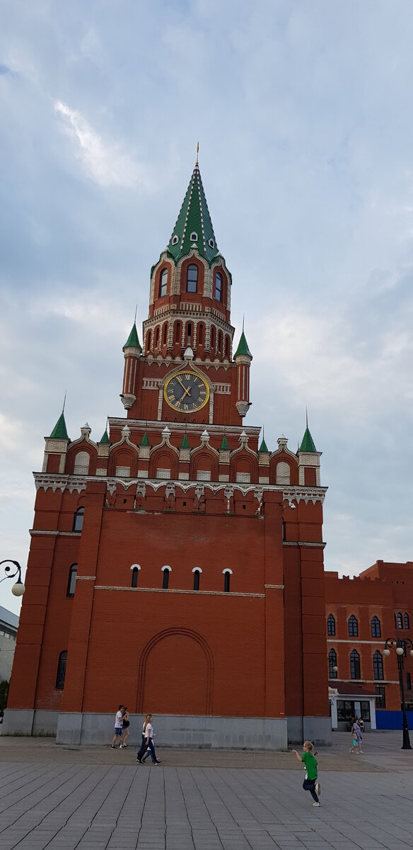 Кому принадлежит спасская башня кремля в москве. Спасская башня 1999. Спасская башня Академика Анохина. Алфеева башня Кремля. Макет Спасской башни Кремл и мавзолея.