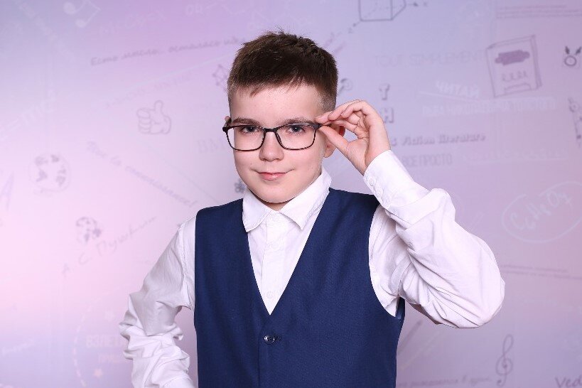 Мой старший сын по окончанию начальной школы. @Фото автора канала "Мама в бигуди" https://zen.yandex.ru/rastimdetej