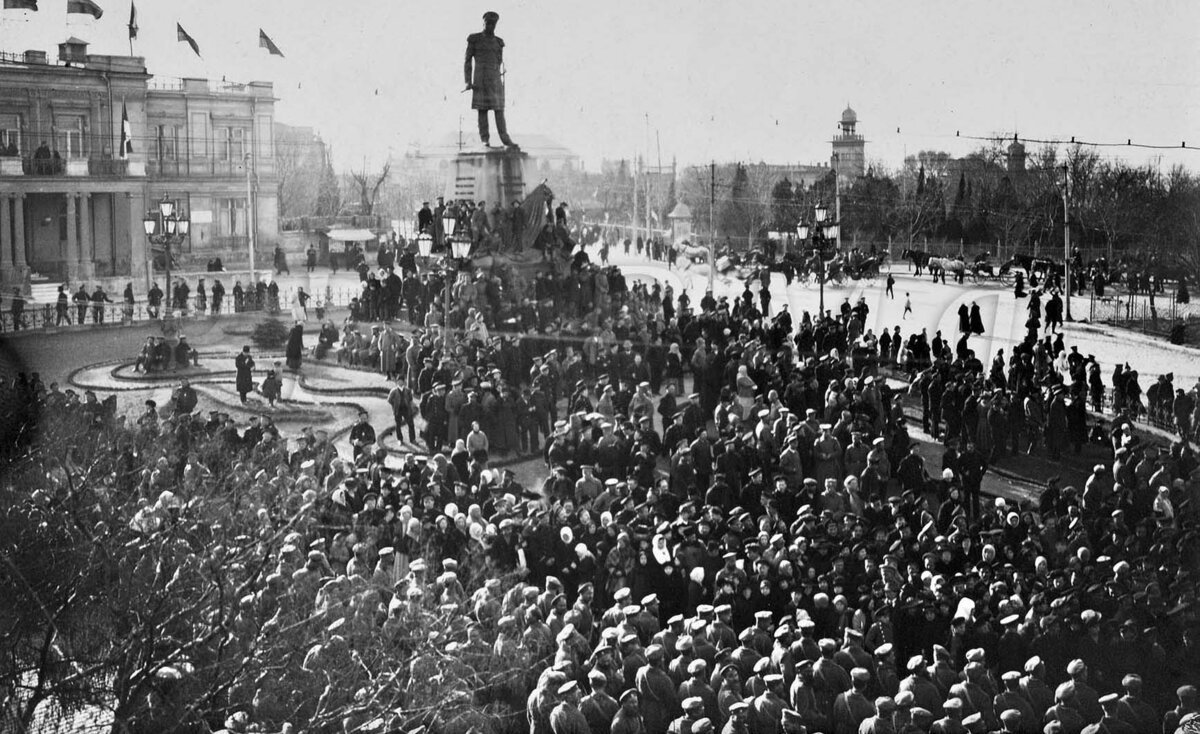 Митинг горожан и моряков Черноморского флота у памятника адмиралу Нахимову в Севастополе. 1917 год 