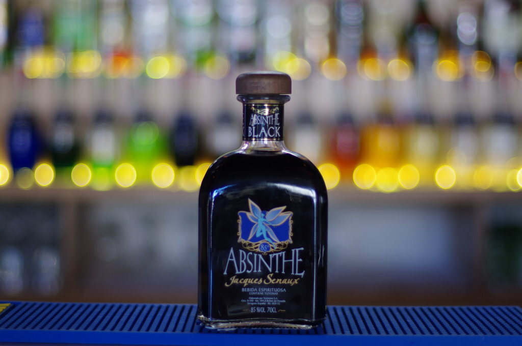 Алкоголь вживають у чистому вигляді, використовують у коктейлях та застосовують у кулінарії. За світовими стандартами міцним називають напої 20% і вище. У РФ цей кордон дорівнює 28%.-8