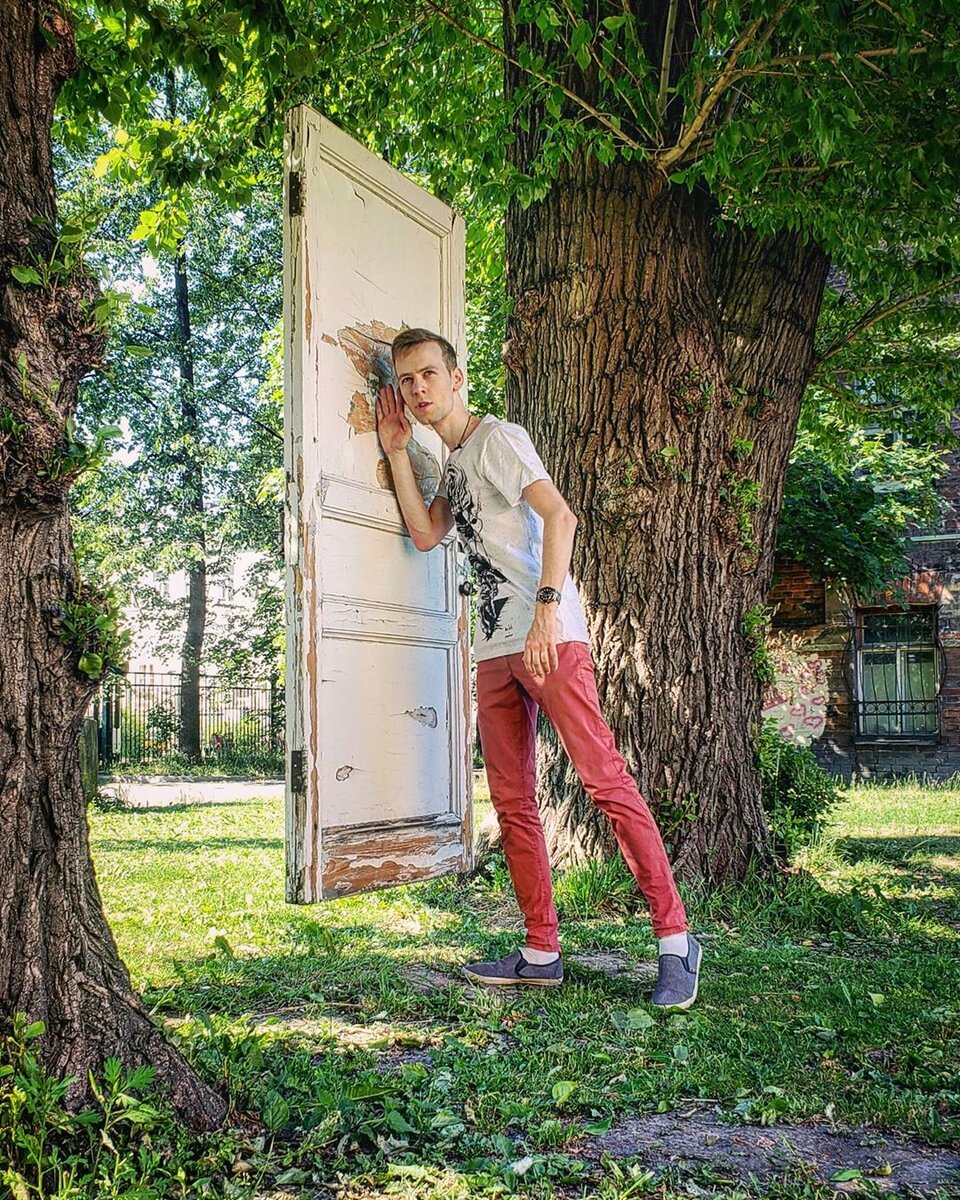 «Парящая» дверь в одном из петербургских дворов