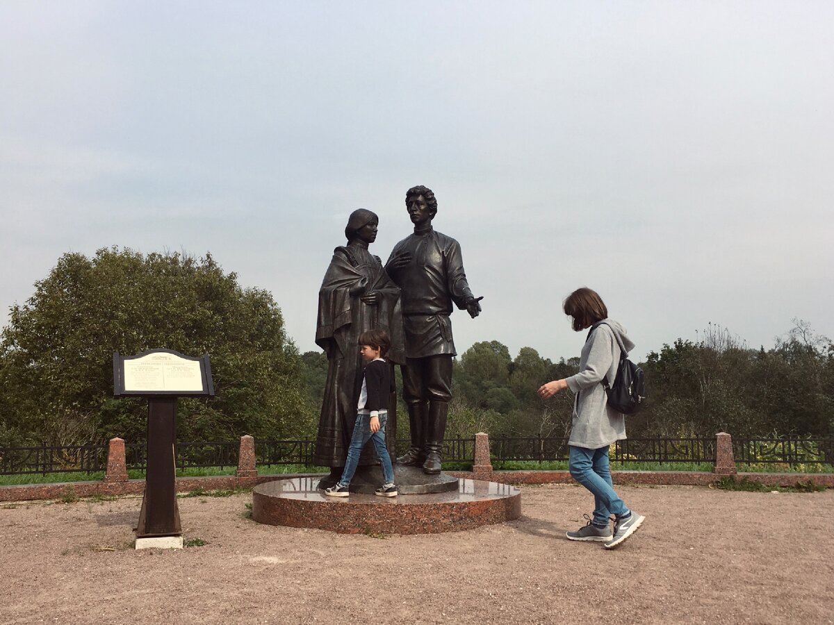 Памятник  явно выше человеческого роста