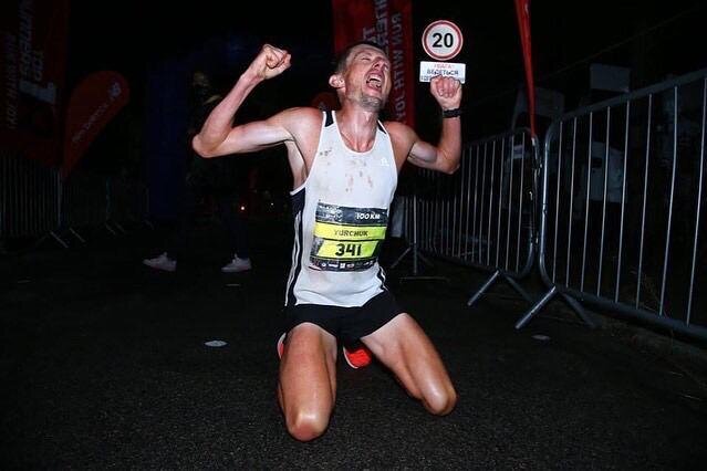 На фото: Володимир Юрчук на финише Kyiv Ultramarathon 2020. Тренер S10.run не только прибежал первым, но и установил новый рекорд трассы – 100 км за 7 часов 12 минут, улучшив прошлый рекорд почти на час.