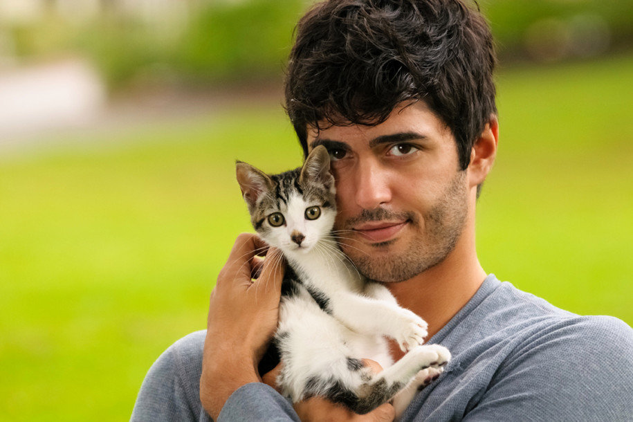 красивые мужчины с няшными котиками - женская слабость)
