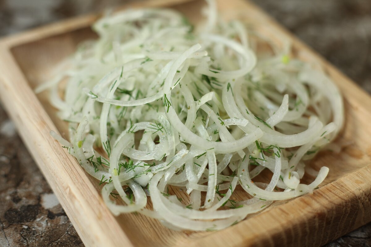 Маринованный лук рецепт к шашлыку самый вкусный. Маринованный лук к шашлыку. Шашлык с луком. Маринованный лук в уксусе к шашлыку с укропом. Маринованный лучок для шашлыка.