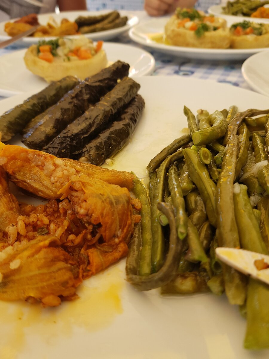                          Сарма, стручковая фасоль, долма из цветков кабачков. Сыгаджик.