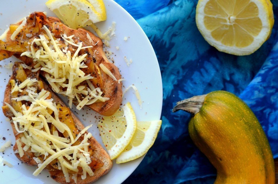 Маринованные кабачки

Ингредиенты:

Кабачки — 1 шт.
Чеснок — 5 зубчиков
Бальзамический уксус — 50 г
Масло оливковое — 2 ст. л.
Лимонный сок — 2 ст. л.
Пряности — 1 ст. л.

Приготовление:

1. Кабачки очистить от кожицы. Нарезать дольками толщиной 5-7 мм. Запечь до готовности в духовке с пряностями, сбрызнув предварительно лимонным соком.
2. Приготовить заправочный соус из бальзамического уксуса, лимонного сока, сахара, соли. Нарезать чеснок ломтиками покрупнее. Все сложить в миску и заправить соусом. Аккуратно перемешать.
3. Достаточно плотно утрамбовать кабачки в банку для настаивания. Сверху залить оливковым маслом. Желательно оставить мариноваться на сутки, но можно есть и сразу.
4. Подавать маринованные кабачки с тостами пшеничного хлеба и тертым сыром как закуску или к завтраку.