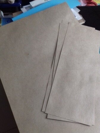 Нарезаем крафт бумагу (акварельную, бумагу для черчения — у кого что есть). Сразу определяемся будут ли листы с загибом или все одинарные. 
