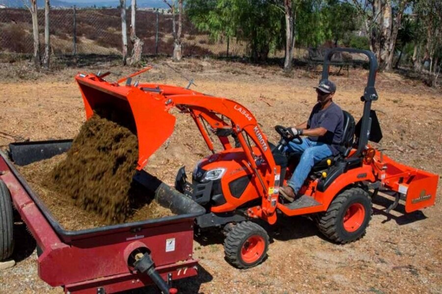 Компактный трактор Кубота ВХ в работе