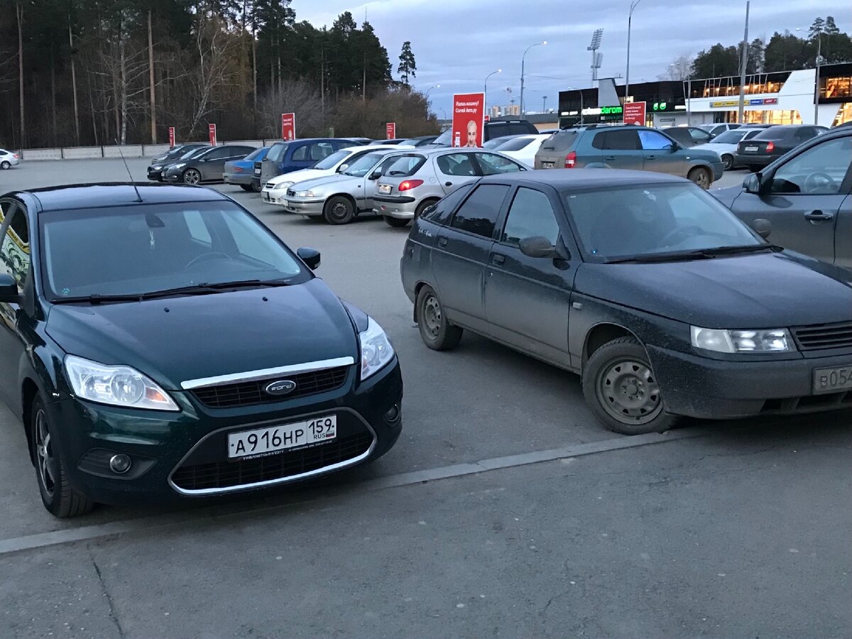 Форд, а справа мой двинарь 