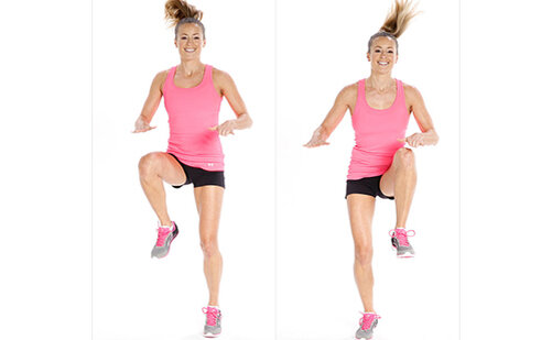 1. 2 минуты на кардио. Вы можете 2 минуты попрыгать со скакалкой или выполнить двухминутный бег на месте с высоко поднятыми коленями. А также можно сделать и то и другое по 1  минуте. Данные упражнения дают отличный жиросжигающий эффект.