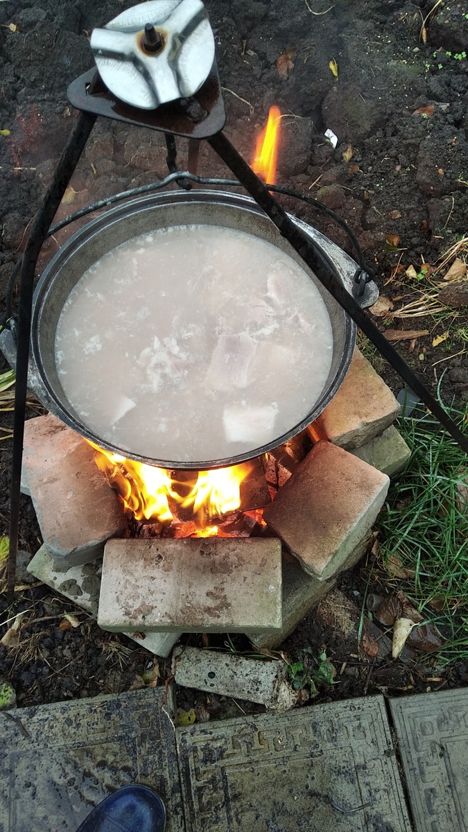Сначала варим мясо до кипения