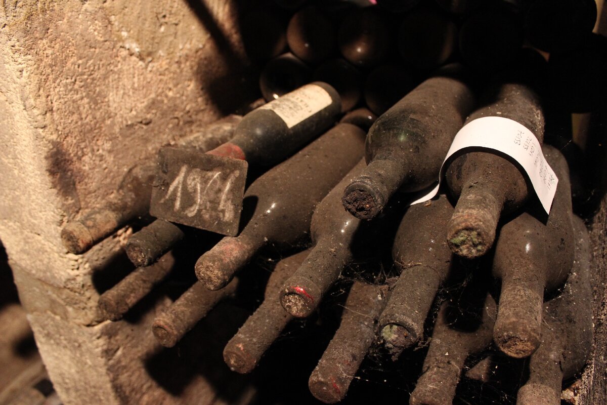 Вино в настоящем винном погребе может выглядеть непрезентабельно. Но стоить как недорогой автомобиль