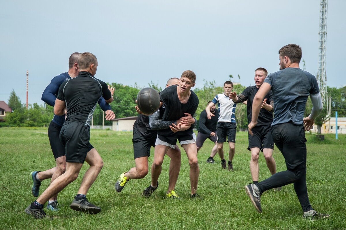 Игроки в килу в процессе борьбы за мяч