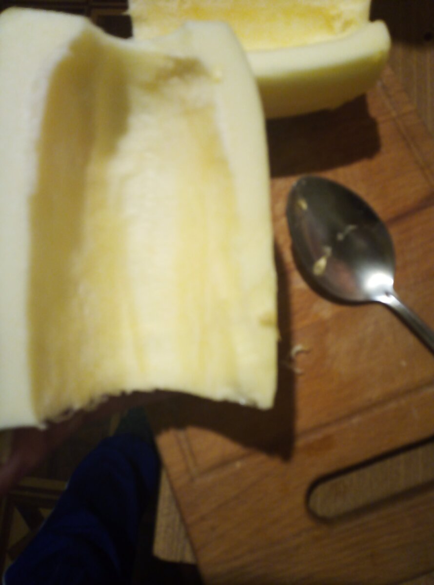 Изнутри кабачек чистится классно ложкой