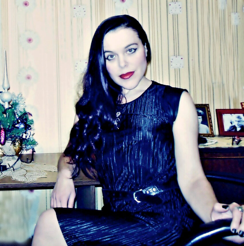 Я и сейчас ношу одежду тёмных тонов. Но добавила в свой гардероб и другие, более жизнерадостные цвета