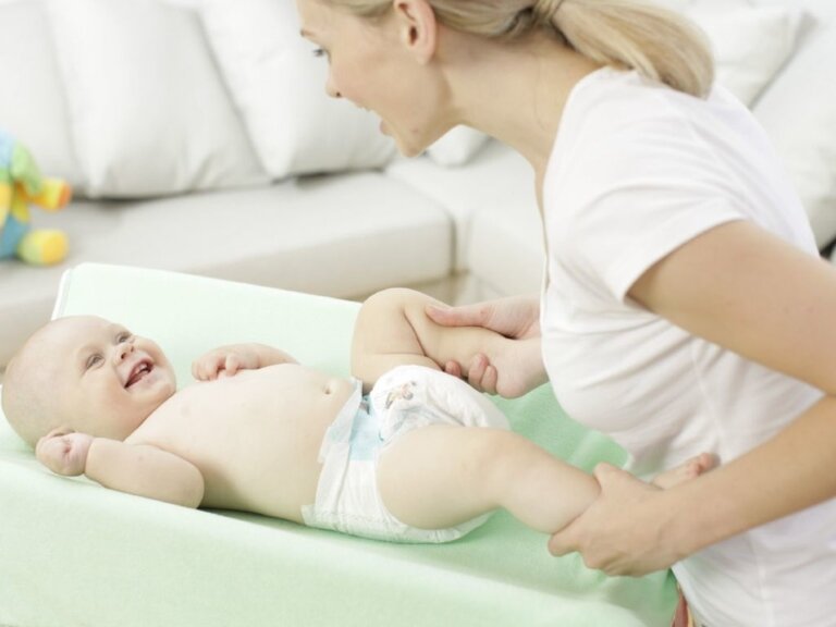 В настоящее время под термином «колики» подразумевают внезапные громкие приступы плача у хорошо питающегося ребенка на фоне полного здоровья. Обычно приступы появляются на 3–4-й неделе жизни, происходят в одно и то же время, преимущественно во второй половине дня, часто во время или сразу после кормления, сопровождаются повышенным газообразованием, ребенок поджимает ножки к животу, возможно покраснение лица, отказ от груди, ручки сжаты в кулачки. Колики могут быть достаточно продолжительным, начиная от нескольких минут и до 5–6 часов с небольшими перерывами, полностью изматывая малыша и его родителей, что существенно нарушает психологический климат в семье. Простые успокоительные мероприятия, как правило, не помогают. Иногда отхождение газов или стула уменьшает проявления болевого синдрома. Несмотря на то, что приступы колик повторяются достаточно часто, общее состояние ребенка не страдает, в период между приступами он спокоен, у него хороший аппетит и нормальная прибавка в весе. У 50% детей колики проходят к концу 3-го месяца жизни, примерно у 90% детей – к концу 4-го месяца жизни.

Причин для возникновения кишечных колик у младенцев достаточно много. Одна из них, наиболее распространенная, характерна для практически здоровых детей, обусловлена различными нарушениями режима и техники вскармливания малыша со стороны родителей. При этом развитие колик не зависит от вида вскармливания. Часто это дети-первенцы, преимущественно мальчики, родившиеся у матерей с повышенным уровнем тревожности. При грудном вскармливании важно обращать внимание, полностью ли захватывает ребенок ареолу, насколько жадно сосет, на слишком высокую интенсивность потока материнского молока (что связано с физиологическими особенностями отдельных женщин). При искусственном вскармливании – неправильное приготовление смеси, использование сосок, не подходящих для данного возраста, неправильное положение бутылочки во время кормления. Все это приводит к тому, что ребенок во время сосания может наглотаться воздуха, что приводит к скоплению газов в кишечнике и вызывает болевой синдром. Помимо этого, переход с грудного на искусственное вскармливание, частая смена смеси, а также недоедание и перекорм могут приводить к развитию кишечных колик. Сюда же можно отнести неправильное и неполноценное питание матери при грудном вскармливании: употребление большого количества молочных и кисломолочных продуктов, сладостей, свежих фруктов и овощей, содержащих большое количество клетчатки и приводящих к повышенному газообразованию (виноград, черный хлеб и т. п.)

Доказано, что при эмоциональных расстройствах и стрессах, которые переживает женщина (в том числе и как результат послеродовой депрессии), состав ее молока меняется под воздействием гормонов. Возможно, что именно эти гормоны провоцируют приступы колик у младенцев.

Второй традиционной причиной кишечных колик у детей раннего возраста является морфофункциональная незрелость организма (в том числе незрелость нервной регуляции деятельности кишечника, незрелость ферментативных систем, приводящих к усилению бродильных процессов). Более ярко это выражено у недоношенных детей, у которых четко прослеживается связь гестационного возраста с риском развития колик: чем меньше гестационный возраст, тем выше риск. Колики у недоношенных детей более выражены, имеют затяжной характер, продолжительность их увеличивается соответственно уменьшению срока гестации и массы тела, и они могут проходить лишь к концу первого полугодия жизни. У доношенных детей морфофункциональная незрелость может быть связана с неблагополучным течением беременности и родов, курением и употреблением алкоголя матерью как во время беременности, так и на фоне грудного вскармливания. Также незрелость высших психических функций у детей раннего возраста может приводить к соматическим проявлениям, таким как кишечные колики, как реакция на эмоциональное неблагополучие.

Отмечено, что зачастую у кормящих грудью мам, в первые дни после родов принимавших антибиотики или некоторые другие лекарства, дети страдают от колик сильнее других малышей (антибиотики могут повлиять на состав грудного молока и стать причиной нарушения кишечной микрофлоры ребенка).

Следующей распространенной причиной возникновения кишечных колик является лактазная недостаточность, сюда же можно отнести различные аллергические и псевдоаллергичекие реакции, в том числе и на белок коровьего молока. При этом часто у ребенка имеются проявления атопического дерматита на коже. Если вовремя не скорригировать данную ситуацию, то проявления кишечных колик будут усиливаться и осложняться присоединением дисбиотических расстройств. Патогномоничным признаком лактазной недостаточности будут являться характерные изменения в стуле. Диагноз можно подтвердить повышенным содержанием углеводов при исследовании кала. Степень выраженности колик будет уменьшаться при правильной заместительной терапии.

Существует версия возникновения колик у младенцев – как проявление повышенной чувствительности некоторых из них к раздражающим факторам окружающей среды (слишком холодно или жарко, мокрый подгузник, яркий свет, смена погоды и т. д.). Эта чувствительность усугубляется у ребенка эмоционально травматичным для него ощущением утраты материнского чрева. Таким образом, с точки зрения сторонников этой версии, колики – феномен, имеющий не только физиологическую, но и психологическую природу. Косвенным подтверждением этого служит тот факт, что колики у некоторых младенцев можно облегчить методами, никак не связанными с воздействием на желудочно-кишечный тракт: укачиванием в слинге или в специальной виброколыбели, ношением на руках, определенными звуковыми воздействиями.

Ряд исследователей считают, что колика является своего рода индикатором индивидуальности ребенка, который дает представление о том, будет ли ребенок «трудным» или «легким».

При постановке диагноза необходимо учитывать анамнестические данные с описанием характера и типа плача, время его возникновения, связь с приемом пищи (можно рекомендовать родителям вести так называемый дневник плача), специфические жалобы со стороны родителей и условия окружающей обстановки. Основная задача врача-педиатра – исключить различные органические поражения органов желудочно-кишечного тракта, нервной и эндокринной систем. Также различные инфекционные заболевания, например инфекция мочевыводящих путей, катаральный средний отит, могут расцениваться родителями как приступ кишечной колики. При физикальном осмотре важно помнить, что для колик не характерны болезненность при пальпации живота, напряжение мышц брюшной стенки и затруднение при глубокой пальпации. Дополнительные обследования (общий анализ крови, общий анализ мочи, анализ кала на углеводы, копрология, УЗИ брюшной полости, консультация невропатолога) помогут выявить истинную причину беспокойства ребенка.

Лечение младенческих колик имеет несколько этапов. Основой терапии колик у детей раннего возраста является психологическая беседа с мамой и ее окружением. Следует обязательно провести беседу с родственниками, окружающими маму и ребенка, объясняя, как важен психологический климат в семье для правильного развития ребенка. Со стороны врача некорректно было бы успокаивать мать заверениями о том, что «колики бывают у всех и они непременно пройдут».

Мамам необходимо подробно разъяснять правила вскармливания новорожденных детей и убеждать в ценности грудного вскармливания для роста и развития ребенка. Техника прикладывания к груди: ребенок должен полностью захватывать ореолу, мама и малыш должны находиться в удобном положении и спокойной обстановке. Кормление по требованию не всегда воспринимается правильно, при этом все же должны соблюдаться минимальные интервалы между кормлениями не менее 2–3 часов для новорожденных детей, чтобы желудочно-кишечный тракт ребенка «отдыхал». Диета кормящей мамы должна быть разнообразной, но умеренной. Важно исключать продукты, являющиеся облигатными аллергенами (цитрусовые, шоколад, клубника и т. п.), продукты с высоким содержанием клетчатки (капуста, виноград, черный хлеб и т. п.), цельное молоко. Можно рекомендовать ограничить в рационе жирные продукты и экстрактивные вещества (бульоны, приправы), сахар и сладости.

При искусственном вскармливании рекомендуются смеси, содержащие в качестве жирового компонента короткоцепочечные триглицериды; целесообразно использование специальных лечебных смесей-загустителей, способствующих облегчению опорожнения кишечника. В некоторых ситуациях имеет смысл использовать смеси с включением олигосахаров или низколактозные смеси, при выраженных коликах возможно применение смеси с частично гидролизованным белком. Необходимо внести коррективы в режим кормления ребенка: интервалы между кормлениями сократить и, соответственно, уменьшить объем разового кормления (особенно при искусственном вскармливании).

Постуральная терапия помогает уменьшить частоту и интенсивность кишечных колик. После кормления необходимо подержать ребенка в наклонном положении (под углом 45°, животиком вниз) в течение 10–15 минут для отхождения воздуха, заглоченного во время кормления. Между кормлениями и во время приступа колик малыша выкладывают на живот на теплую грелку или прикладывают теплую пеленку. Для облегчения болевого синдрома проводят массаж животика по часовой стрелке. Рекомендуется тактильный контакт кожи живота ребенка и живота матери [5, 7]. Применение механических средств (газоотводная трубка, клизма) также уменьшают колики.

При неэффективности данных мероприятий назначают медикаментозную терапию препаратами, обладающими ветрогонным эффектом. Среди них средства на основе симетикона или растительного происхождения. Боботик является новым препаратом на основе симетикона. Применяется у детей с 28-го дня жизни (наиболее часто именно в этот возрастной период у малышей развиваются колики). Высокая концентрация симетикона 66,66 мг/мл позволяет уменьшить объем применяемого препарата, что особенно важно для недоношенных детей. Достаточно всего 8 капель на прием, что является минимальным количеством для препаратов данной группы, поэтому Боботик не нарушает аппетит малыша и не уменьшает потребление грудного молока или искусственного питания. Боботик можно разводить небольшим количеством питьевой воды, смеси или наносить на сосок матери во время грудного кормления.

Боботик приводит к затруднению образования и способствует разрушению газовых пузырьков в содержимом кишечника или слизи желудочно-кишечного тракта. Высвобождаемые при этом газы могут поглощаться стенками кишечника или выводиться благодаря перистальтике. Это предупреждает образование больших газо-слизистых конгломератов, вызывающих болезненное вздутие живота. Препарат вследствие химической инертности не влияет на микроорганизмы и ферменты, присутствующие в желудочно-кишечном тракте. Также не влияет на всасывание пищи и не изменяет реакцию и объем желудочного сока. При приеме внутрь Боботик не всасывается и после прохождения через ЖКТ выводится из организма. Привыкания к нему не развивается. Боботик применяется во время возникновения болей, и, как правило, болевой синдром купируется в течение нескольких минут. Необходимо иметь в виду, что максимальный эффект достигается, если в генезе колики преимущественную роль играет метеоризм.