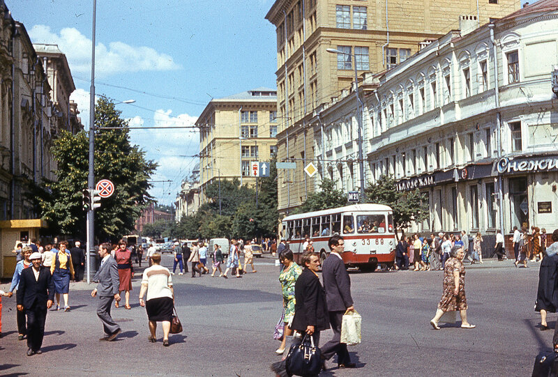 Неглинная улица у Кузнецкого моста. Фото 1978 г. Ю. Славина. 