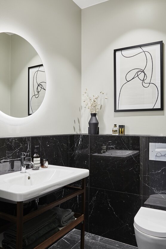 Верх стены окрашен, низ выложен плиткой: стильный цветовой контраст плюс возможность легко повесить постер в ванной, не сверля керамику. Фото