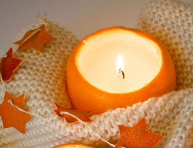 Такие мандариновые свечки можно сделать своими руками и это совсем не сложно!