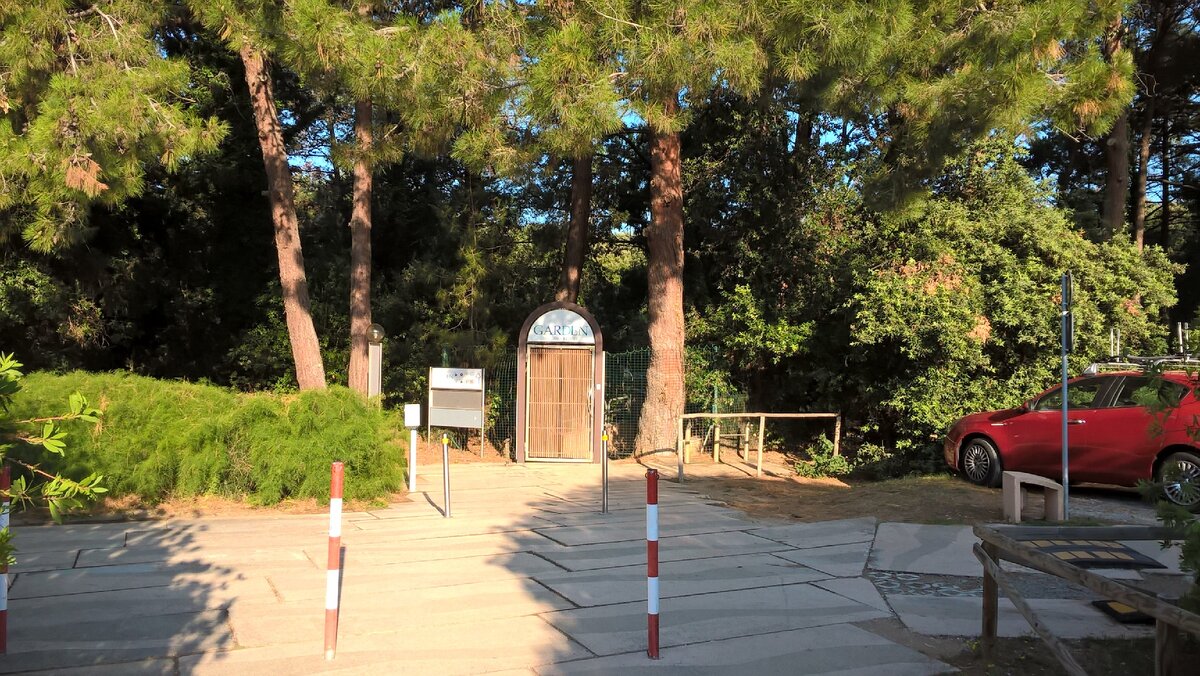 калитка на пляж с "золотым" ключиком...