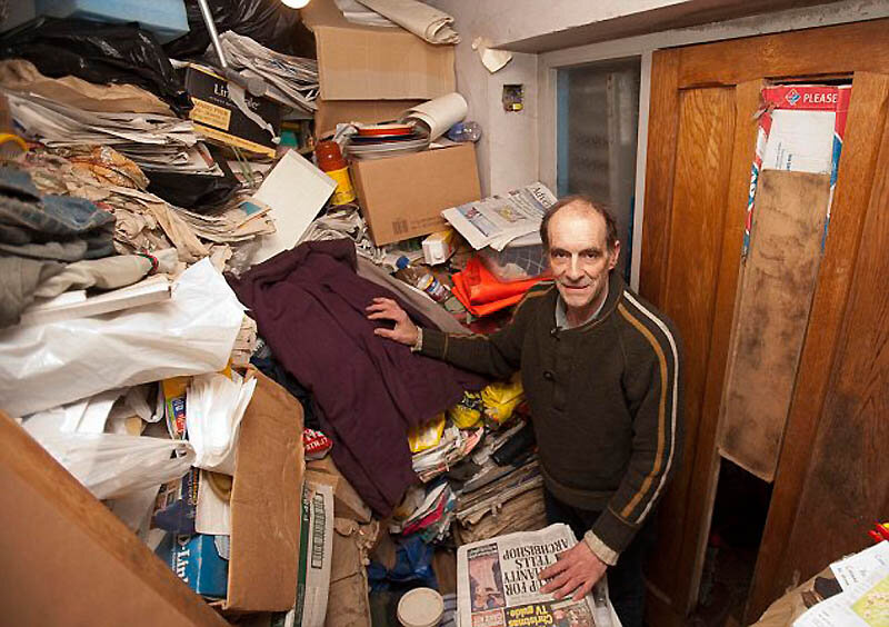 Люди тратят свои деньги, всю свою жизнь и покупают не нужные им вещи. Хранят их. Потом на старости лет, этим еще гордятся. Но счастливы ли они от этого? Картинка. Источник: Яндекс картинки.  