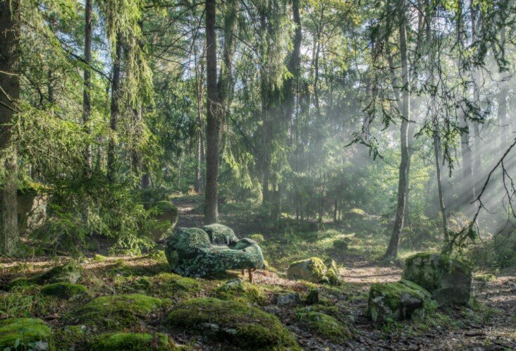 Дизайнерский диван в эко-стиле с гобеленовой обивкой зелено-изумрудной палитры
