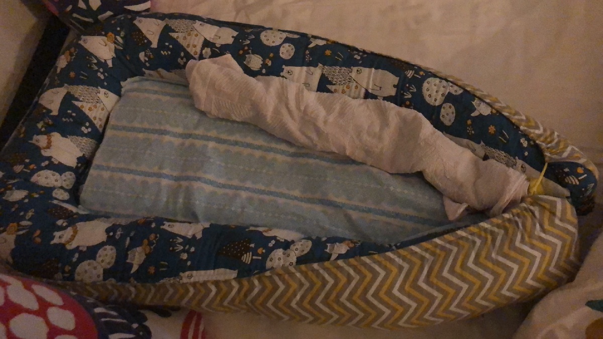 Прелестный кокон, сшитый моей мамой, в нашей с мужем постели