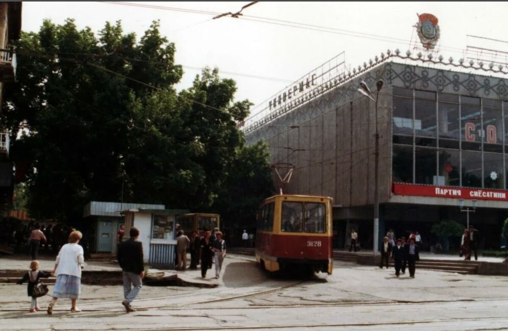 А уж этот киоск кто только не зал.