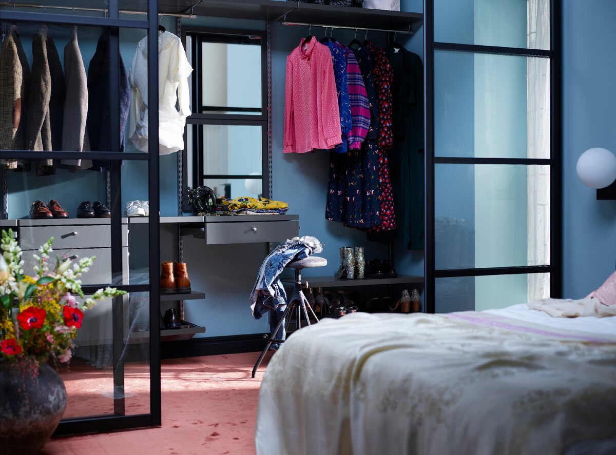 Гардеробная в сером цвете с декоративными фасадами из массива натурального дерева