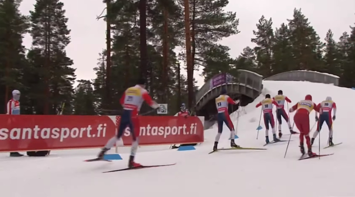 Александр Большунов пытается удержаться за норвежцами за 1,5 км до финиша