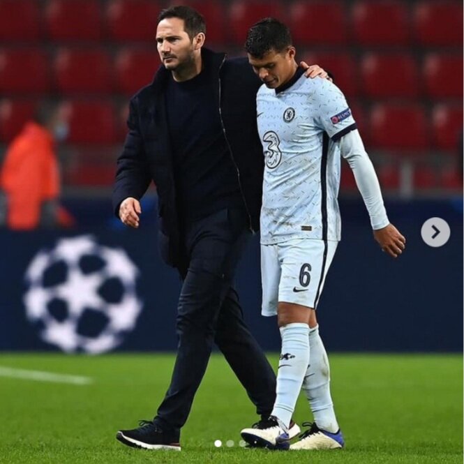 Защитник «Челси» Тиагу Силва в Instagram прокомментировал уход Фрэнка Лэмпарда с поста главного тренера. 
«Хотел бы сказать вам за все спасибо. Я благодарен за то, что вы и ваш штаб сделали для меня. Повторюсь, мне казалось, что мы работали 10 лет вместе. Спасибо за все, легенда», — написал футболист.
36-летний бразилец выступает в лондонском клубе с лета 2020 года. Об отставке Лэмпарда с поста главного тренера «Челси» стало известно 25 января. Его место может занять экс-наставник «ПСЖ» Томас Тухель.