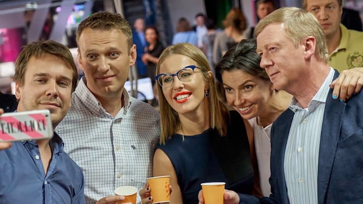 Зато он честный и борется с коррупцией... А где расследование честного про этого, рыженького? А, вот оно что: рыженький чист аки ягненок, как мы могли сомневаться? А прекрасная оппозиционерка, понятное дело, с дядей своим Володей вовсе даже не общается. Верим, верим. Поэтому им всем так хорошо вместе.  