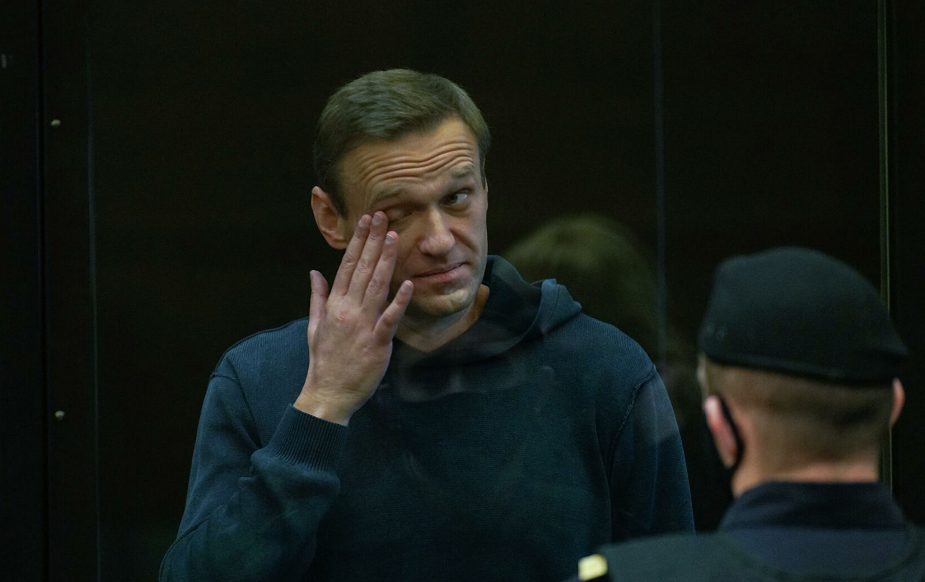 Может опять сказать, что у меня глазик болит и попроситься за границу?