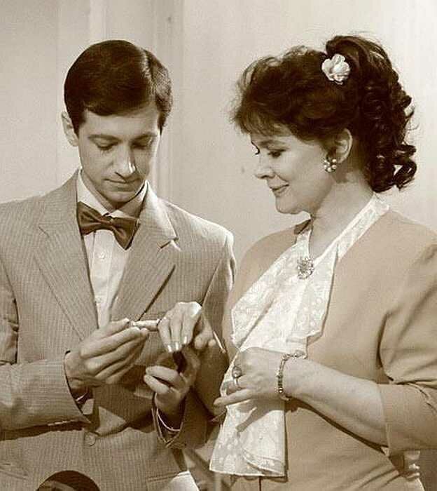 Кадр из худ.фильма "Галина Брежнева". Фото Яндекс.Картинки. Не могу понять, почему кольцо жених  надевает на мизинец невесте?