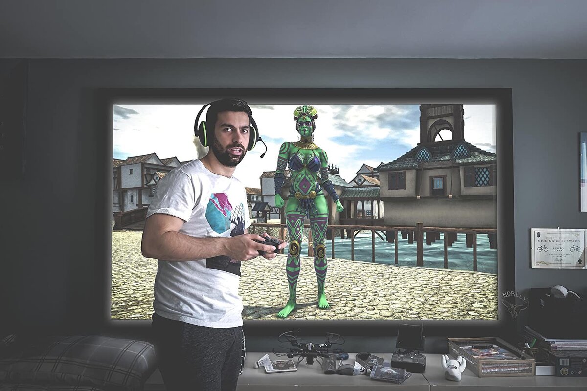 Рассел (фрагмент постера сериала "Битые пиксели"). Листайте галерею