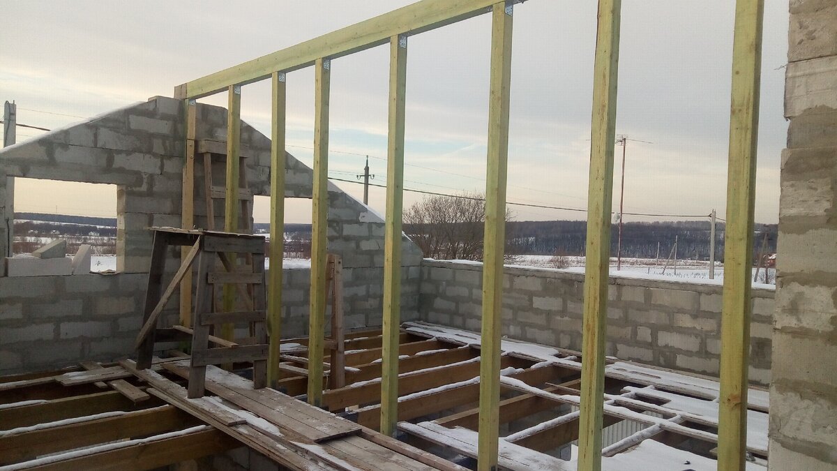 Конёк с опорами. Фото автора.