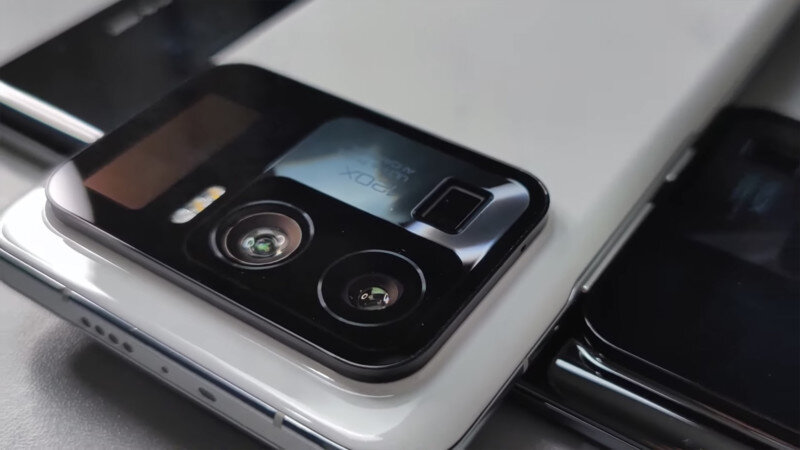 Модуль камер Xiaomi Mi 11 Ultra довольно сильно выступает над корпусом