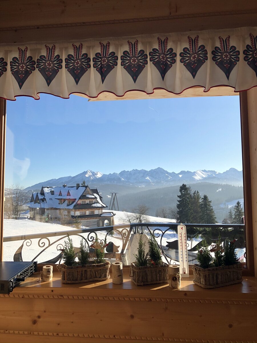 Традиция горнолыжного спорта зародилась на юге Польши лет 150 тому назад. Трассы всеразличные: простые и пологие, сложные и крутые. Перепад высот около 930 метров. На все горнолыжные центры региона приходится около 90 подъёмников. Протяжённость трасс составляет более 80 тыс. метров. В центре Закопане находятся «Губалувка», «Анталувка» и «Козинец»; а также здесь расположен и самый большой горнолыжный трамплин в Польше— Велька Кроквя. Кстати сейчас там проходят турниры по прыжкам в длину на лыжах.В летнее время эти места привлекают любителей горных прогулок: самые посещаемые вершины — Свиница и Гевонт.Многие приезжают увидеть диковинное озеро в горах под названием Морское Око. Зимний Закопане — это признанный горнолыжный курорт. Благодаря своему удобному положению .Это отправная точка для многочисленных маршрутов ,как лыжных, так и пеших .Закопане является самым известным горным курортом Польши.