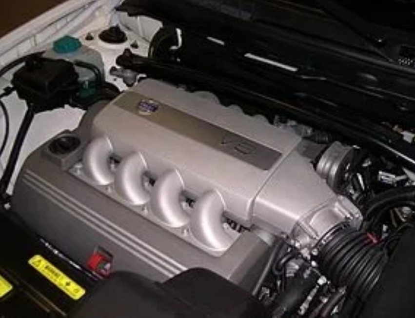 Этот автомобиль оснащался 4,4 L B8444S V8 с мощностью 456 лошадиных сил 