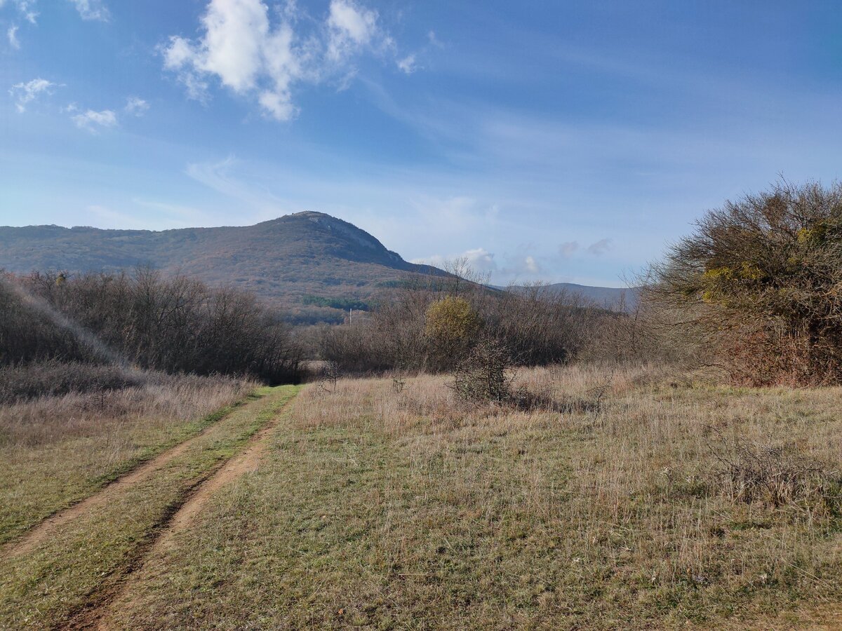 Вот такая красота ждёт вас в Крыму. Байдарская долина.