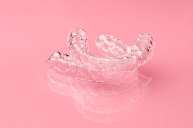 Общая продолжительность лечения на элайнерах сопоставима с лечением на брекетах, занимает порядка полутора лет и зависит от сложности аномалий прикуса.