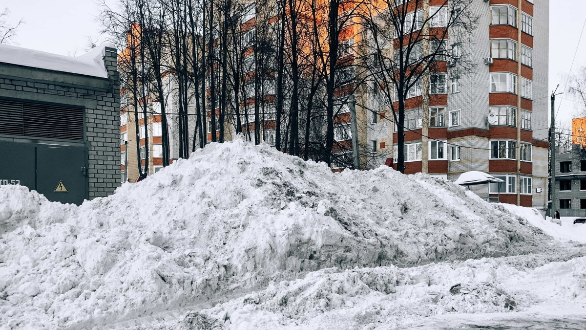 Завалило сугробами. Сугробы во дворе. Гора снега во дворе. Двор завален снегом. Много снега во дворе.