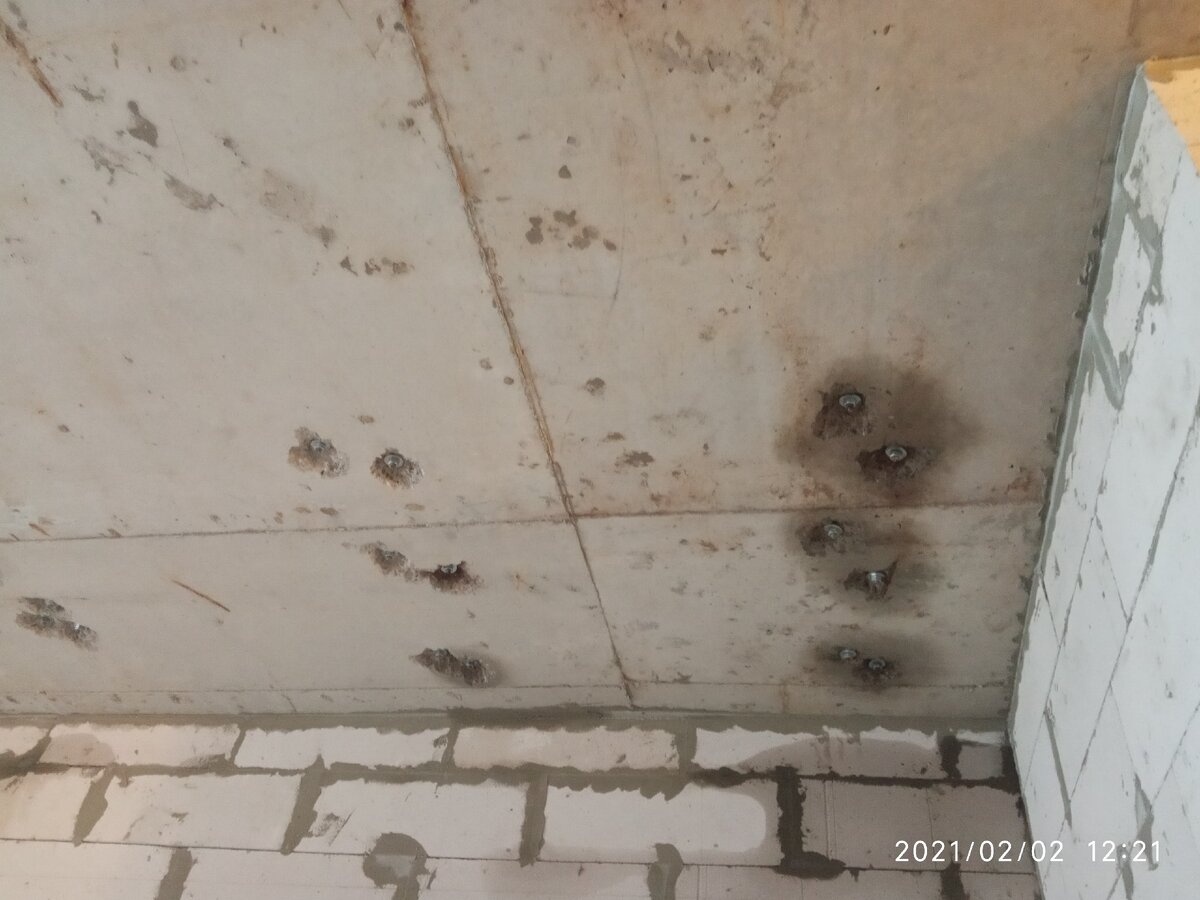 Вот так закреплен балкон верхнего этажа. Теперь из этих дыр течет...