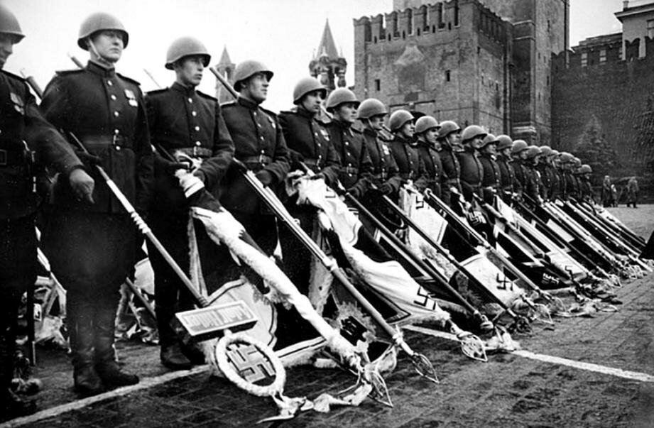 Парад 1945 года. Фашистские штандарты были брошены к подножию Мавзолея.