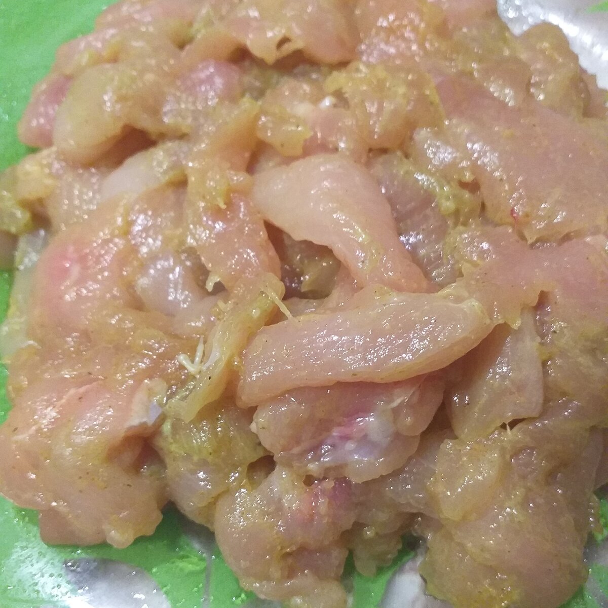 Нарезаем филе курицы