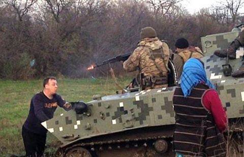 Донбасс, март 2014, мирные граждане пытаются голыми руками остановить бронетехнику карателей