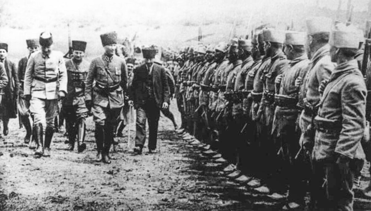 Ататюрк инспектирует турецкие войска 18 июня 1922 г. Общественное достояние
